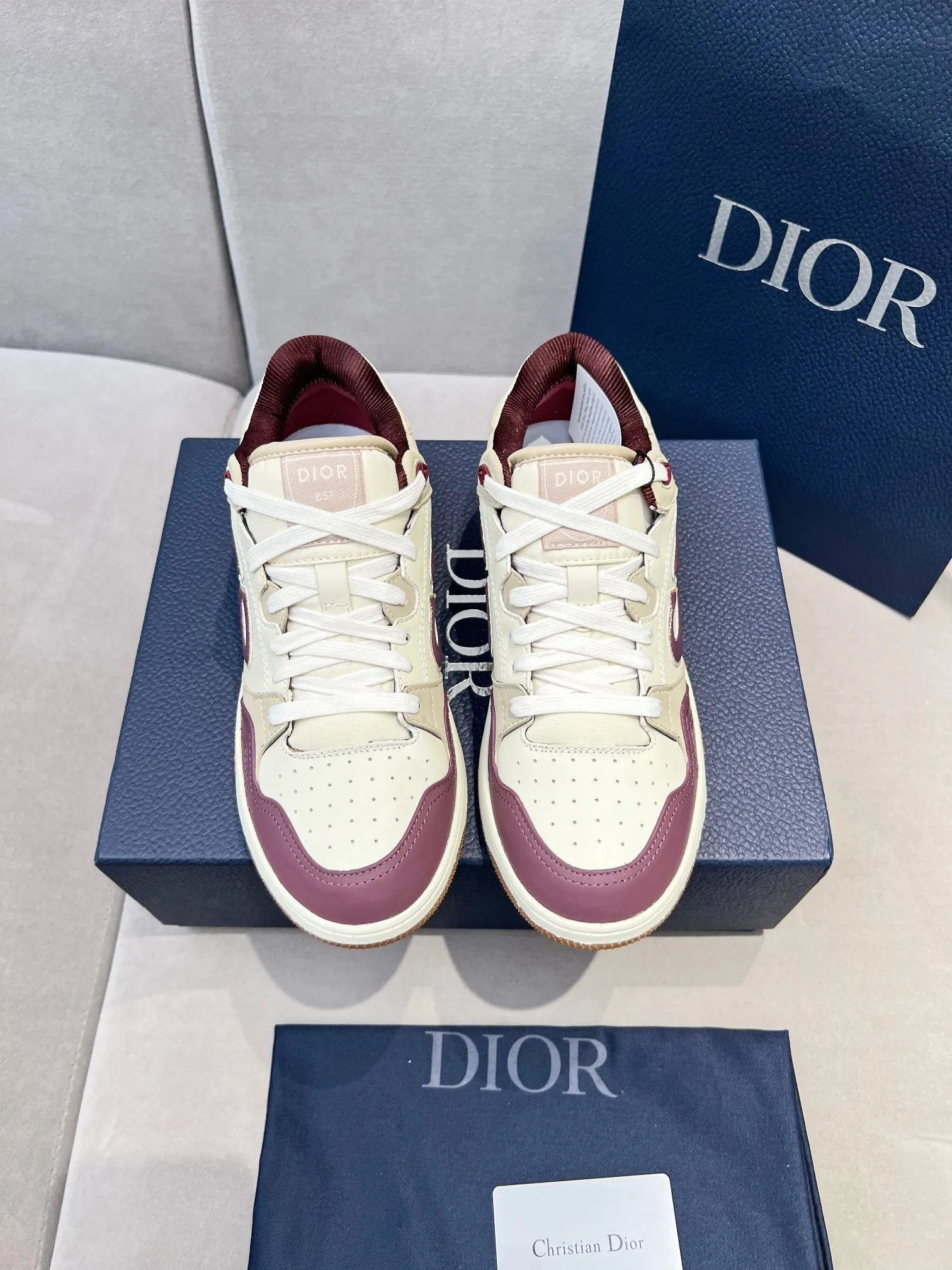 Men's Men's Shoes 💰600 Dior DiorB57 top version of low-top sneakers! ! ! Green with beige smooth first-layer cowhide, fully oiled edges, T men's shoes 💰U outsole.  The 2024 autumn men's wear series has made a wonderful debut, a new classic item launched by Dior. Crafted from smooth first-grain cow leather in vibrant green and beige, it's accented with tonal Oblique embossed labels on the sides. The distinctive laces of the same color match the color of the shoe body, and the opening and closing are decorated with various classic details on the tongue, sole and back side to enhance the style. The eyelet details, upper stitching and heel strip panels of the same color highlight the dynamic charm of its sports style. Exclusive two-color molded T men's shoes 💰U outsole is light, comfortable, non-slip and wear-resistant, the mesh lining and feet are customized with original colors, soft and breathable. Exquisite production technology highlights the grade, and can be matched with all kinds of clothing to create a refined look.